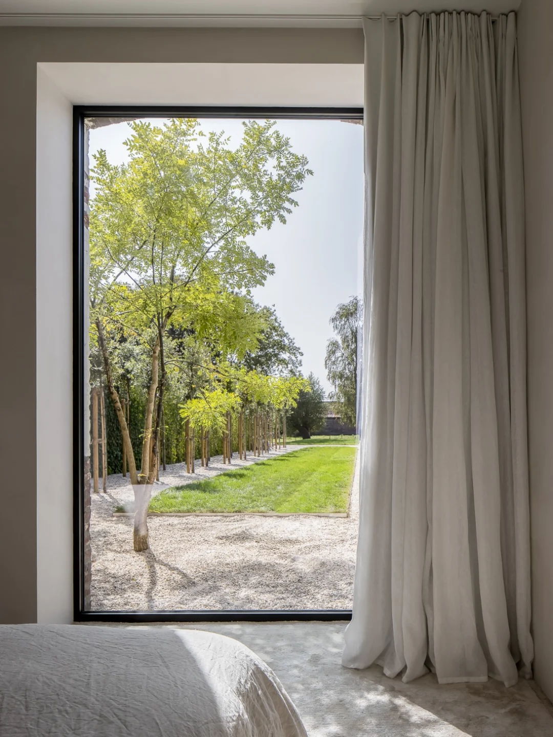 V A C A T U R E
Projectcoördinator Interieur & Raamdecoratie

Heb jij een passie voor interieur, oog voor detail en hou je van klantencontact?

Dan ben jij misschien de nieuwe collega die we zoeken.

Bij Verilin brengen we interieurprojecten tot leven met maatwerk in raamdecoratie en interieurtextiel. Van exclusieve woningen tot stijlvolle hospitality- en kantoorprojecten: elk project is uniek.

Wat ons bijzonder maakt? We beschikken over een eigen weverij en atelier, waar onze stoffen en maatwerkoplossingen met vakmanschap worden ontwikkeld en vervaardigd. Zo houden we kwaliteit, innovatie en afwerking volledig in eigen handen.

𝗪𝗶𝗷 𝘇𝗼𝗲𝗸𝗲𝗻 𝗲𝗲𝗻

Projectcoördinator Interieur & Raamdecoratie

Wat ga je doen?

✔ Klanten adviseren in showroom en op locatie
✔ Stoffen, systemen en afwerkingen selecteren
✔ Offertes en projectvoorstellen uitwerken
✔ Projecten opvolgen van opmeting tot oplevering
✔ Samenwerken met onze eigen weverij, atelier en plaatsingsteams

Wat mag je verwachten?

✓ Een afwisselende functie met veel verantwoordelijkheid
✓ Interne opleiding en begeleiding
✓ Een hecht team van vakmensen
✓ Maaltijdcheques
✓ Marktconforme verloning
✓ Werken aan unieke projecten waar je trots op kan zijn

Wie ben jij?

• Je hebt feeling voor interieur en esthetiek
• Je bent klantgericht en communicatief sterk
• Je werkt nauwkeurig en georganiseerd
• Ervaring is mooi meegenomen, maar ook enthousiaste starters zijn welkom.

📍 Heule (Kortrijk)

Interesse?

📩 charline@verilin.be
📞 +32 476 84 31 82

Meer info https://www.linkedin.com/jobs/view/4428686984/

Featured project @minusbelgium 
Photography @cafeine