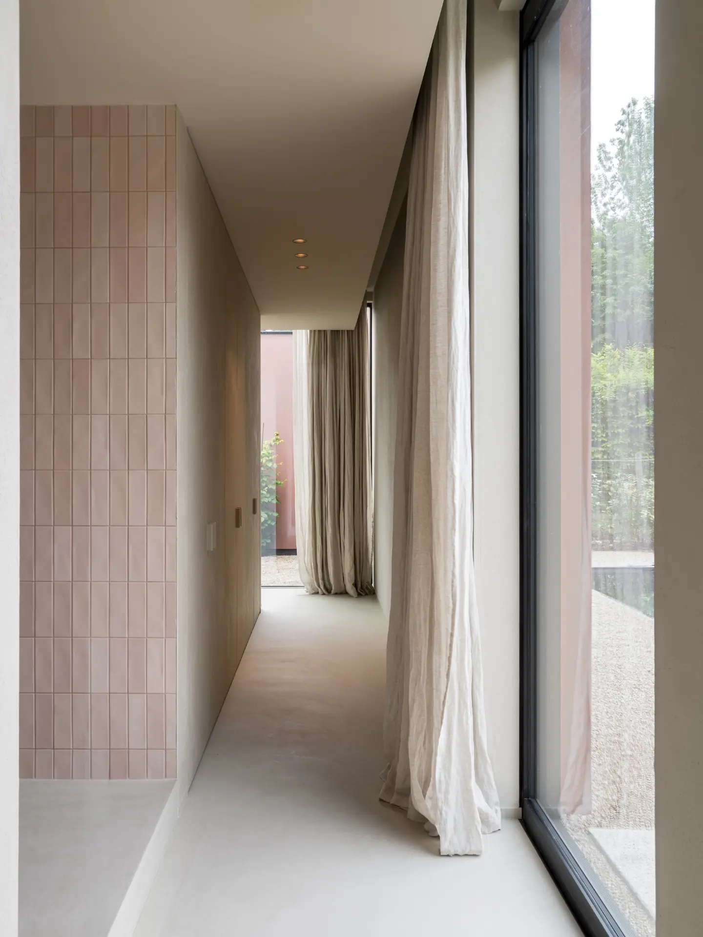 La vie en rose....

Villa Clara by @mass_immo.
Their offices and showroom home dressed with custom-woven 100% linen curtains.

Tailor-made in our ateliers and carefully installed by our team of craftsmen.

Creating a soft and homely atmosphere and blending perfectly with the interior and materials.

Get in touch to discover the possibilities for your project ♡

Contact ilse@verilin.be to fix your appointment or for more information.

Photography by @jonahsamyn