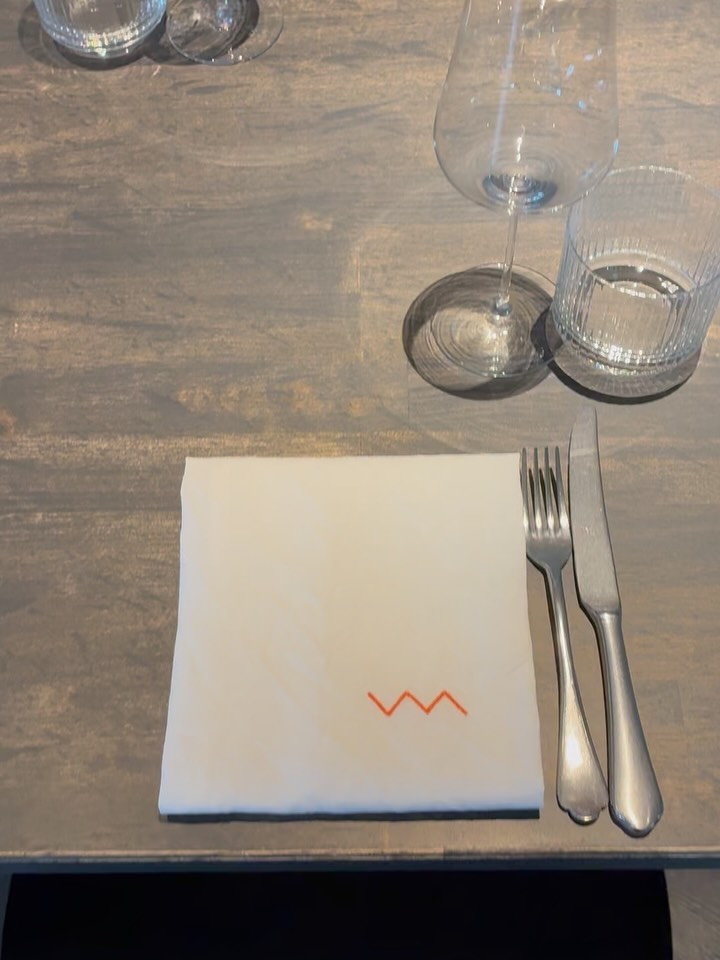 ✨ Nieuw op tafel ✨

We hebben onze tafelaankleding een mooie upgrade gegeven met de prachtige linnen servetten van @verilinbelgium . 🤍
Een tijdloze, natuurlijke uitstraling die perfect past bij onze tafel en zorgt voor dat extra vleugje elegantie.

@desmetnl3 @felixfrancois_  #Verilin #linnenservetten #tafeldekken #tableware #interieur horeca tafeldecoratie linenlove detailsmatter