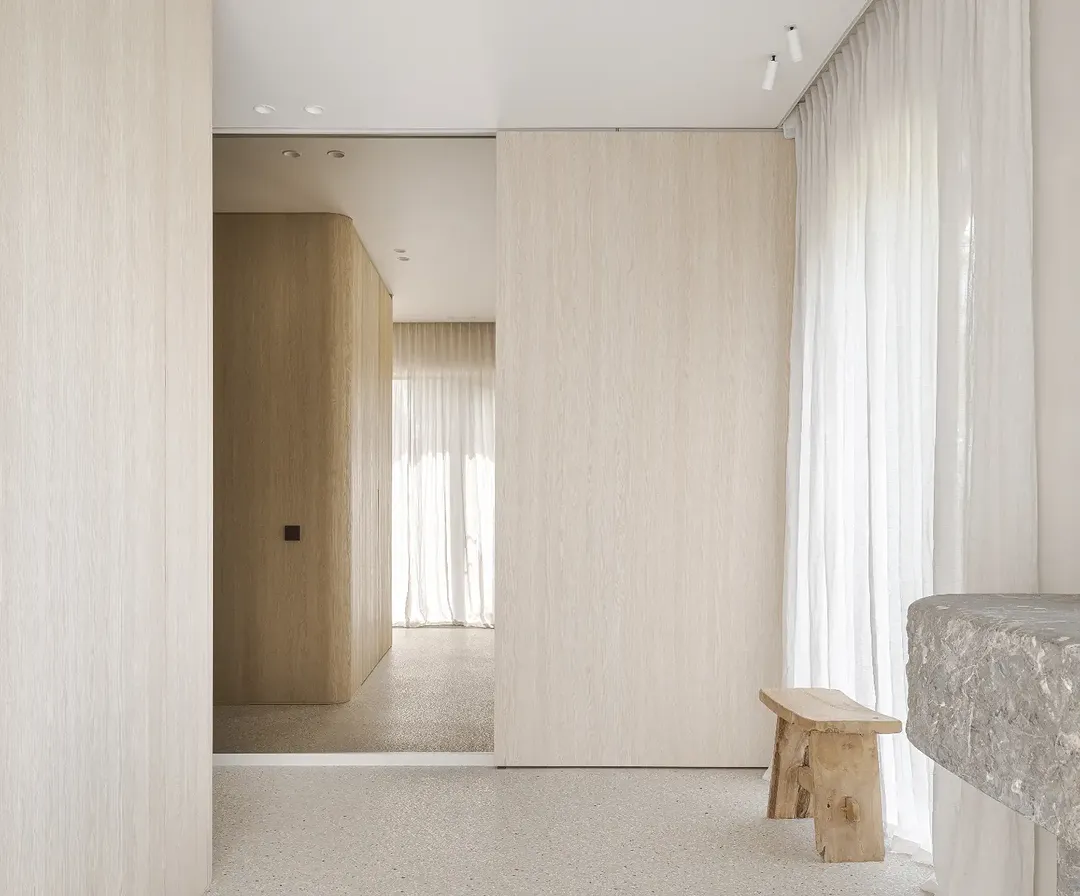 Reflections...

Project in collaboration with @interieurburopedroverhue 

A beautiful home dressed with a variation of window decoration, coordinated with the natural interior elements.

From measuring till the installation by our team of craftsmen.

Soft tones in linen to create a calm, refined atmosphere...

Get in touch to create your project.
Contact ilse@verilin.be

Photography by @k.verdru.photos