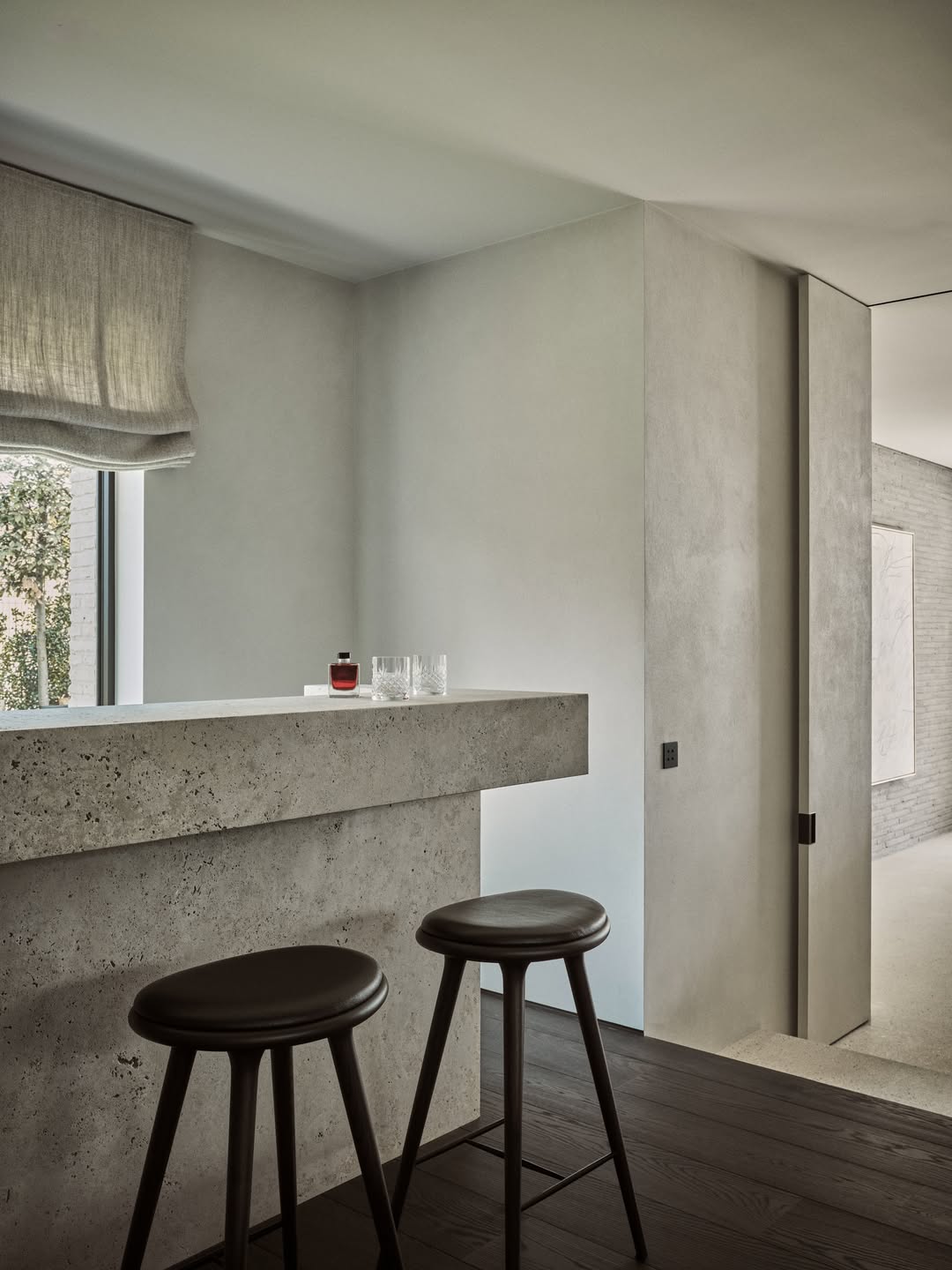 Residence D — Kortrijk

A refined project created in collaboration with @nicolasschuybroek and @wbuild.eu.

We create fully bespoke window treatments, meticulously tailored to complement every architectural detail.

Our 100% linen selections, combined with beautifully textured fabrics and wooden blinds with a refined finish, create a harmonious and timeless aesthetic. Every system is colour-matched and carefully installed, from start to finish.

Photography by @matthieusalvaing

Discover the possibilities for your space. Book your appointment via info@verilin.be.