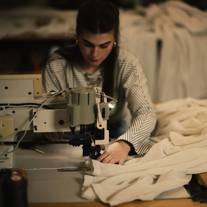 Craftmanship

Our fabrics are woven and finished in our own ateliers in Heule — true Belgian craftsmanship that we are proud to share with you.
Because we manage our production entirely in‑house, we offer endless possibilities.
Contact ilse@verilin.be with your challenge.